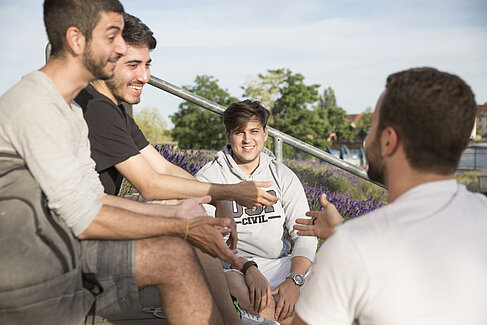Gustavo, Leonardo, Luiz und Icaro auf dem Campus Wilhelminenhof