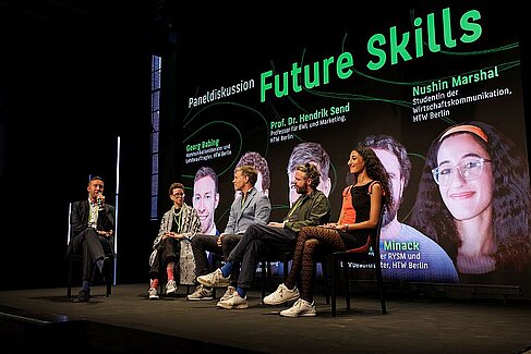 5 Personen auf dem Panel des DPWK, im Hintergrund "steht "Future Skills" © DPWK/Elias Bernhardt