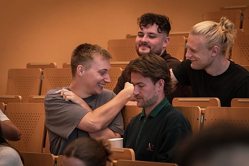 Two students give a fist bump © HTW Berlin/Tobias Golla
