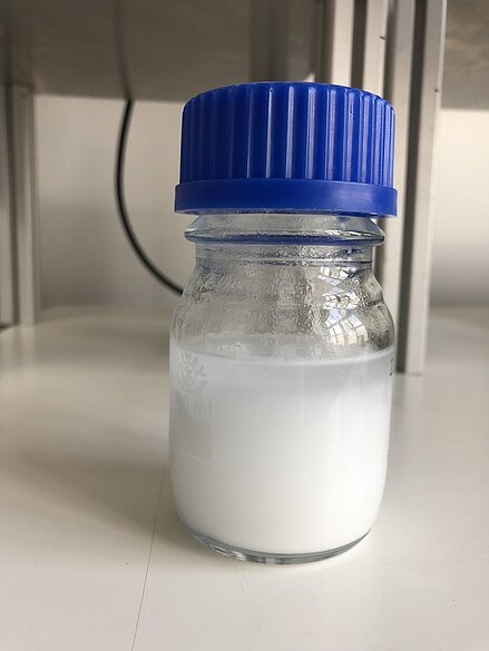 Probenflasche mit einer Emulsion © InPROMPT
