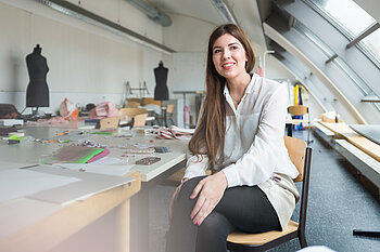 Martha Berwanger arbeitet an ihrem Kleid