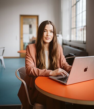 Chantal Pisarzowski am Laptop