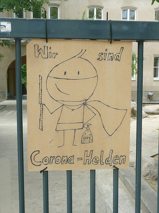 Schild mit einer Illustration und der Aufschrift "Wirt sind Corona-Helden"