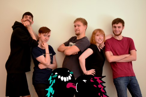 Das Team der HTW-Studierenden hinter dem Spiel „Couch Monsters“: Dennis Oprisa, Jaqueline Vintonjek, John Kees, Marie-Lena Maslofski und Laurin Grossmann (von links nach rechts). Im Vordergrund Crunchy (blau) und Munch (rot)