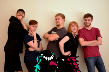 Das Team der HTW-Studierenden hinter dem Spiel „Couch Monsters“: Dennis Oprisa, Jaqueline Vintonjek, John Kees, Marie-Lena Maslofski und Laurin Grossmann (von links nach rechts). Im Vordergrund Crunchy (blau) und Munch (rot)