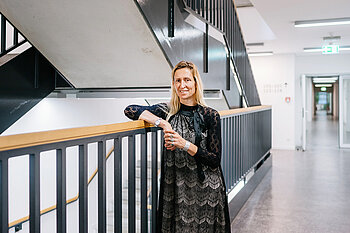 Anja Pfennig im Treppenhaus eines Gebäudes