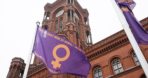 Berlin zeigt Flagge gegen Gewalt an Frauen, hier vor dem Roten Rathaus © SenGPG