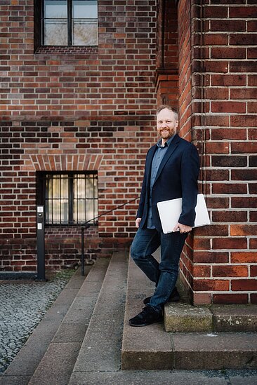 Tobias Nettke vor der Fassade des Märkischen Museums