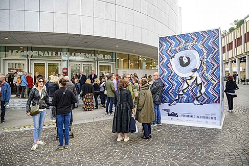 Menschen vor einem Kino