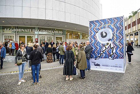 Menschen vor einem Kino
