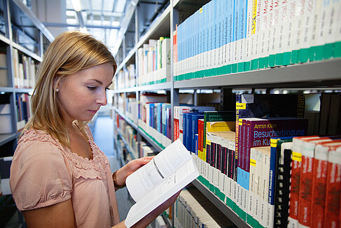 Studentin in der Bibliothek 