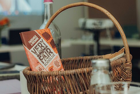 Korb mit Fairtrade Schokolade beim Workshop in Bonn