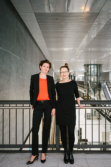 Regina Zeitner und Mariona Peyinghaus lehnen am Geländer 