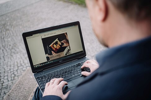 Tobias Nettke surft auf der Webseite des Städel Museums