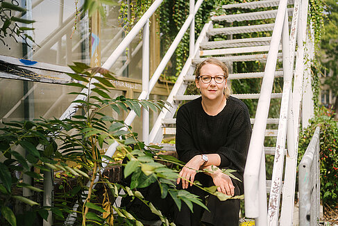 Tanja Schirmacher sitzt auf einer Treppe