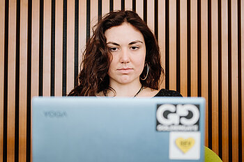 Michelle Kaletta-Horrig am Laptop