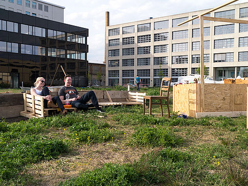 Zwei Urban Gardener auf einer Bank