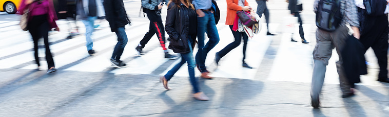 Menschen auf einem Fußgängerüberweg