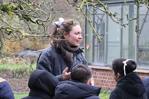 Junge Frau vor Kindern